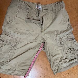 Tan men’s cargo shorts